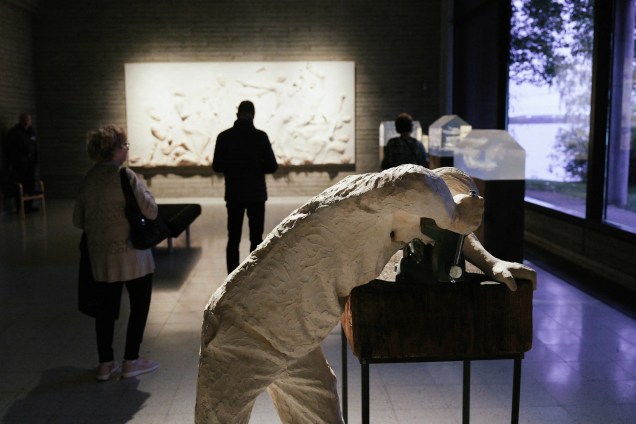 Escultura exibida na exposição coletiva no Sara Hildén Art Museum, em Tampere, na Finlândia -