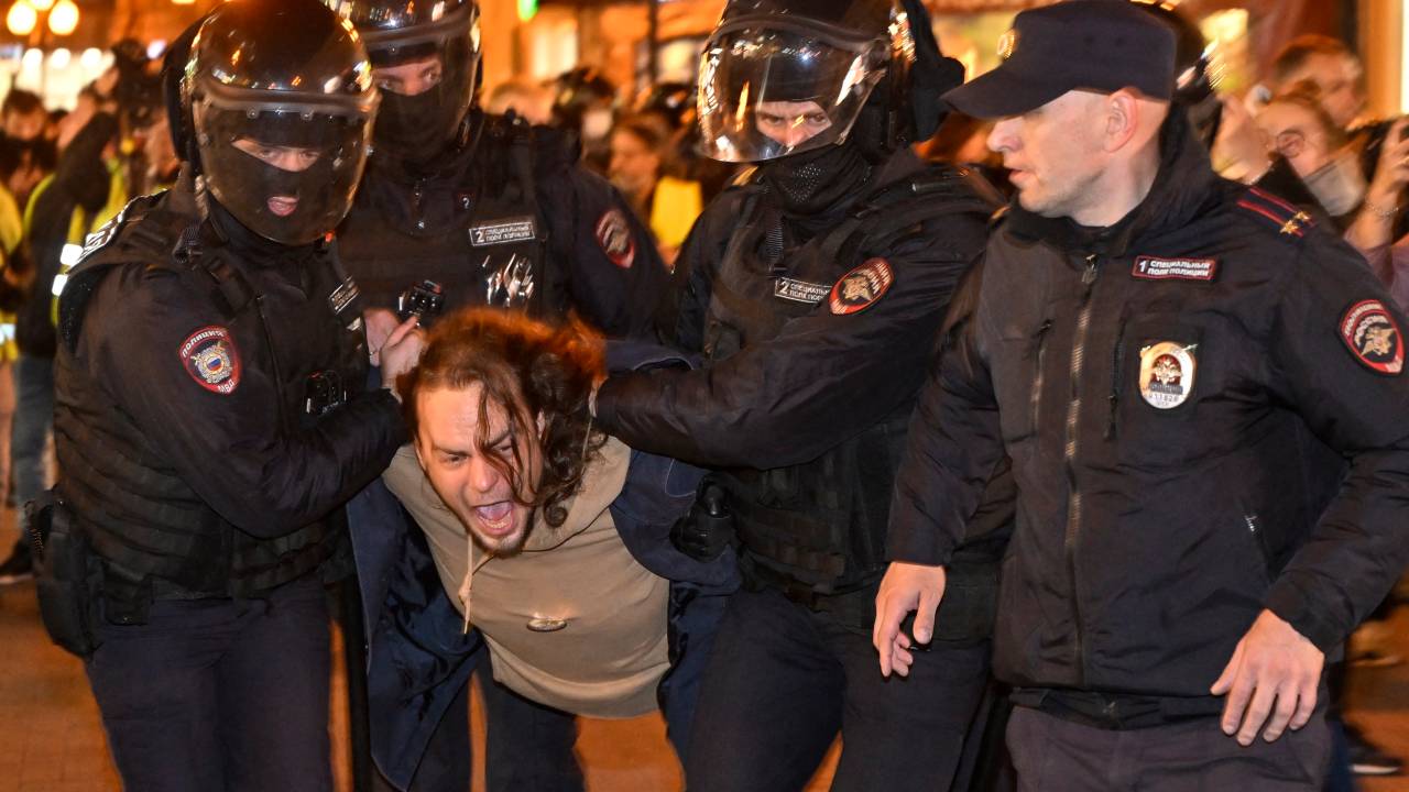Police officers detain a man in Moscow on September 21, 2022, following calls to protest against partial mobilisation announced by President Vladimir Putin. - President Vladimir Putin called up Russian military reservists on September 21, saying his promise to use all military means in Ukraine was "no bluff," and hinting that Moscow was prepared to use nuclear weapons. His mobilisation call comes as Moscow-held regions of Ukraine prepare to hold annexation referendums this week, dramatically upping the stakes in the seven-month conflict by allowing Moscow to accuse Ukraine of attacking Russian territory. (Photo by Alexander NEMENOV / AFP)