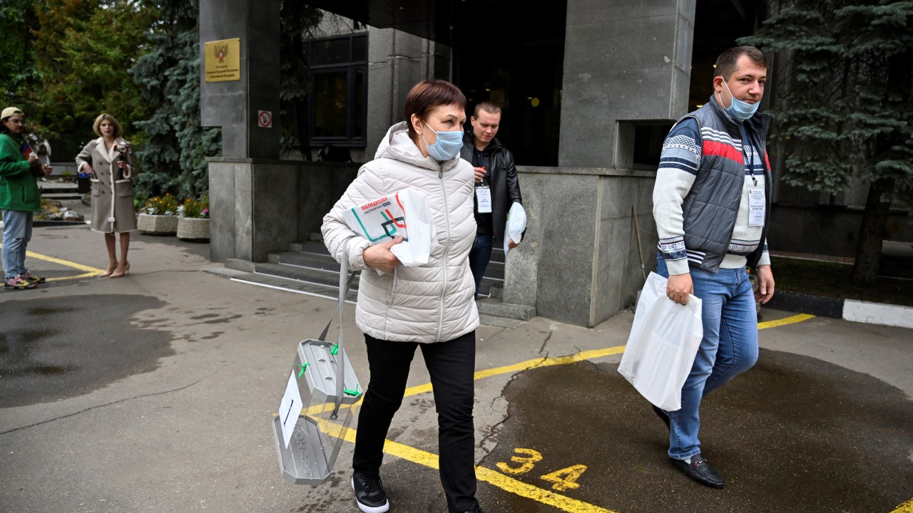 Election commission members with mobile ballot boxes leave the embassy of the self-proclaimed Donetsk People's Republic (DNR), the eastern Ukrainian breakaway region, in Moscow on September 23, 2022, as Moscow-held regions of Ukraine vote in annexation referendums that Kyiv and its allies say are illegal and illegitimate. (Photo by Alexander NEMENOV / AFP)