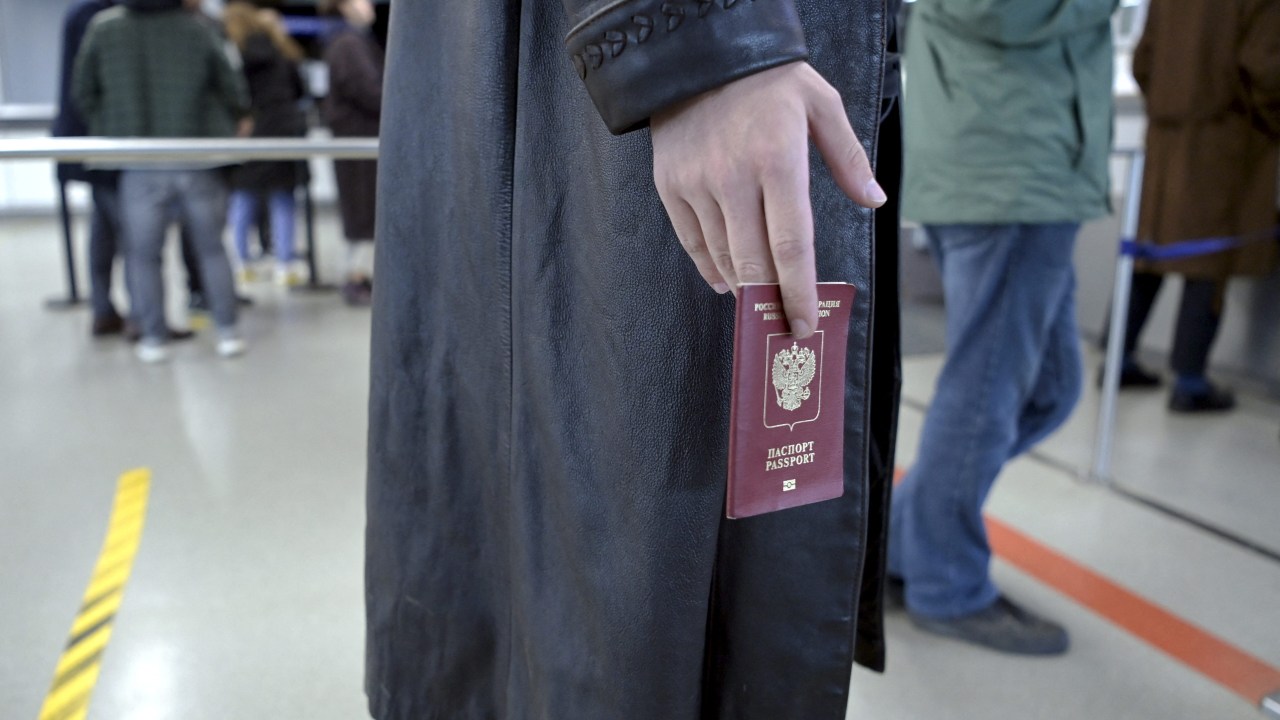 Ivan, 23, of Russia waits in a queue to have his passport checked at the Vaalimaa border check point in Virolahti, Finland, on September 25, 2022. - According to the Border Guard as many as 20 000 passengers may come to Finland over the weekend. Three border stations in Southeastern Finland, Vaalimaa, Nuijamaa and Imatra, have seen more arrivals than usual as young men in particular flee military conscription. (Photo by Jussi Nukari / Lehtikuva / AFP) / Finland OUT