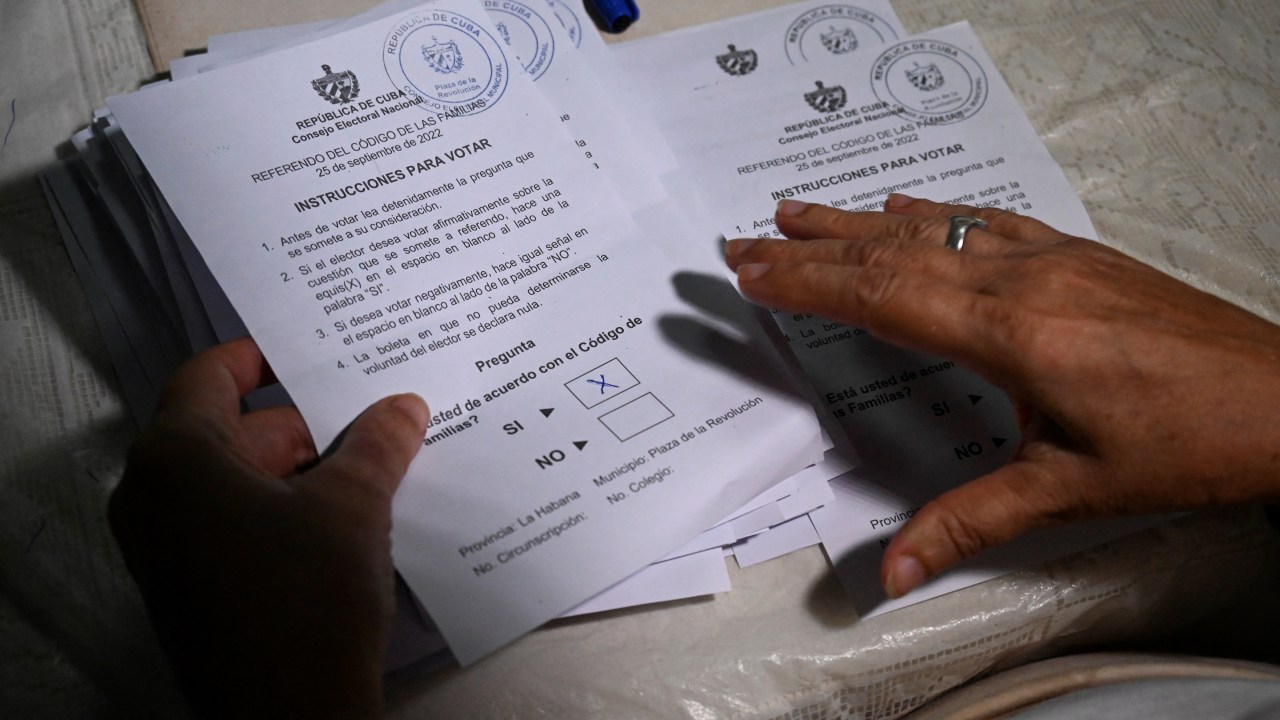 A member of the electoral authorities counts ballots at a polling station in Havana, on September 25, 2022. - Cubans went to the polls Sunday to vote in a landmark referendum on whether to legalize same-sex marriage and adoption, allow surrogate pregnancies and give greater rights to non-biological parents. (Photo by YAMIL LAGE / AFP)