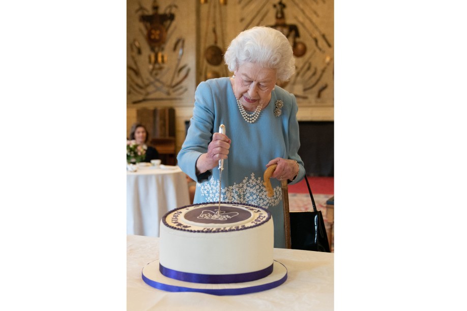 A rainha Elizabeth II corta um bolo para comemorar o início do Jubileu de Platina -