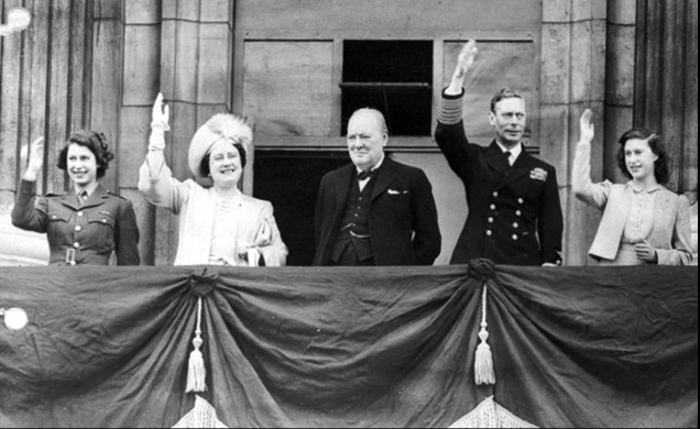 Elizabeth ceebrando o "Dia da Vitória na Europa" com sua mãe e seu pai, juntamente com o primeiro ministro Winston Churchill -