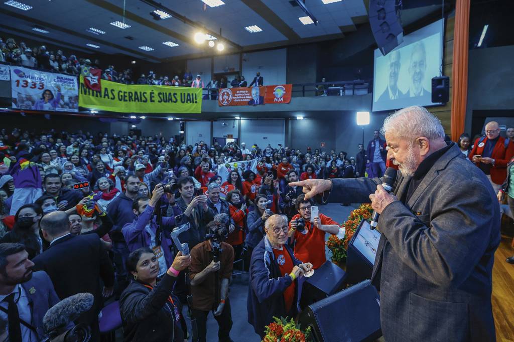 CONSTRANGIMENTO - Lula: o ex-presidente tentou, sem êxito, fugir do tema -