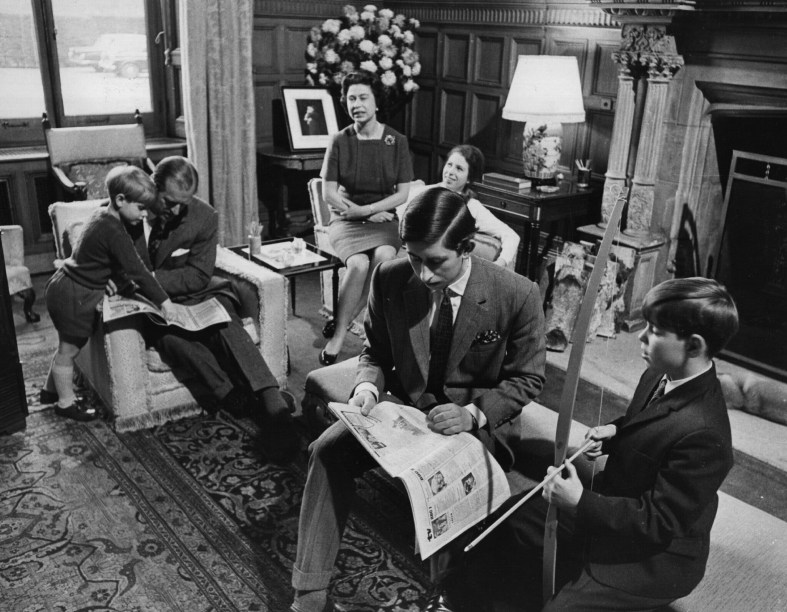 A partir da esquerda, o príncipe Edward, o príncipe Philip, a rainha Elizabeth, a princesa Anne, o príncipe Charles e o príncipe Andrew em uma sala de estar na Sandringham House, em 1969 -