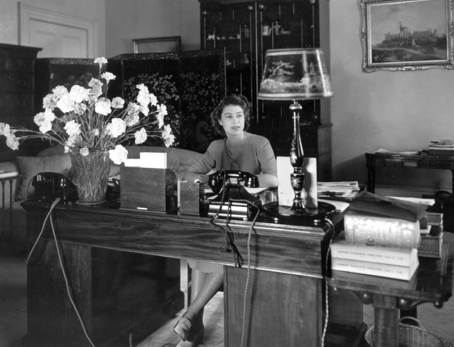 Elizabeth em sua mesa no Palácio de Buckingham, em 1946 -