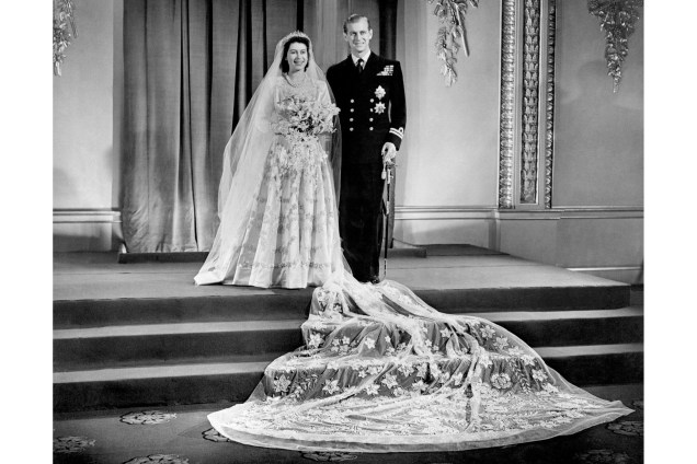 Elizabeth com Philip no Palácio de Buckingham após a cerimônia de casamento, em 1947 -