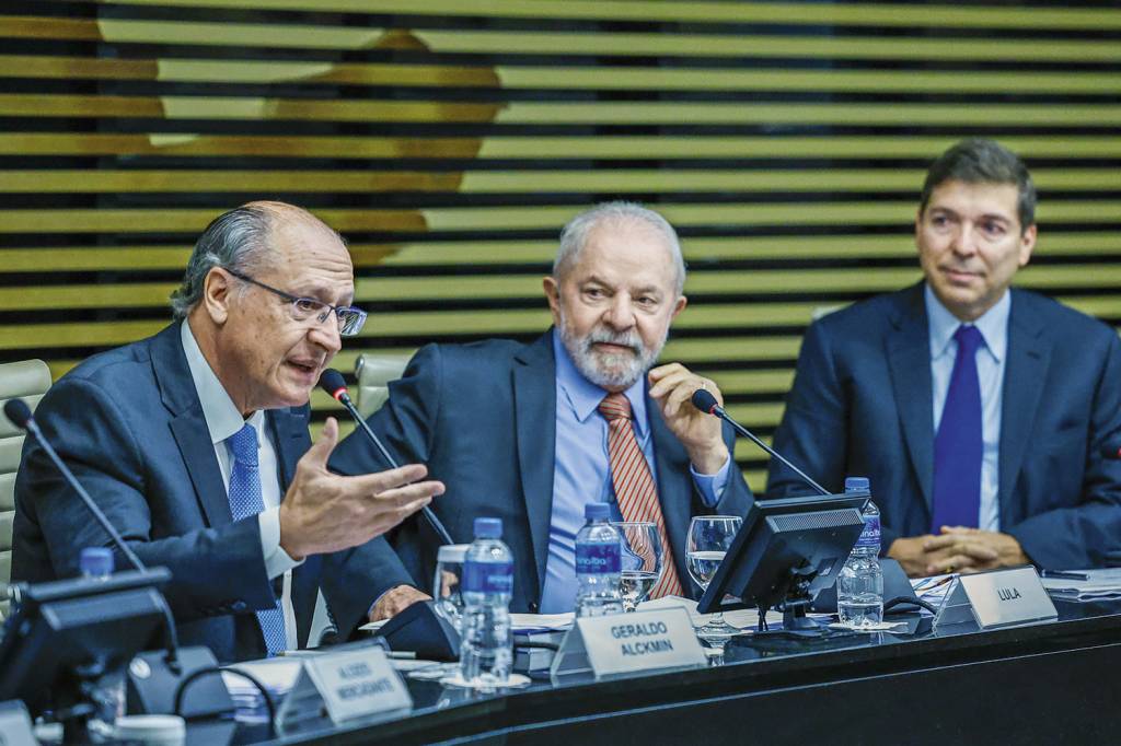 DESAFIANTE - Alckmin, com Lula e Josué Gomes, na Fiesp: o fiador do PT -