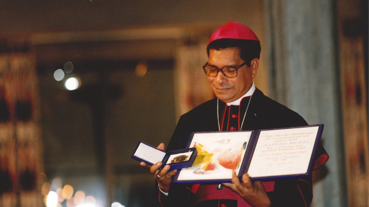 Bispo acusado de abuso sexual de menores recebe prêmio Nobel da Paz em 1996