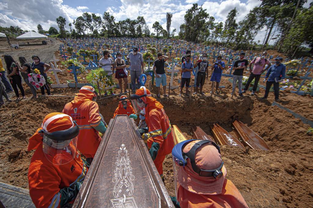 DESOLAÇÃO - Em Manaus, o retrato das mortes em série: sucessão de covas -