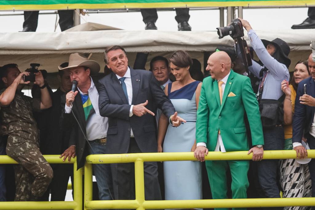 Presidente Bolsonaro e primeira dama Michelle Bolsonaro discursam durante comemoração do Bicentenário da Indepedência do Brasil, neste feriado de sete de setembro, em Brasília. O presidente estava acompanhado de apoiadores, como o empresário Luciano Hang e o pasto Silas Malafaia.