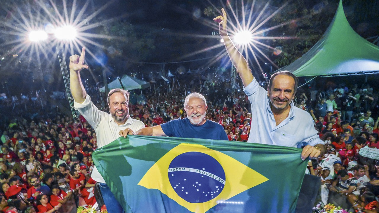 IMPULSO, AINDA QUE TARDIO - Lula com Kalil, em Minas: quando apareceu, o ex-presidente ajudou a trazer votos -