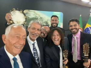 O presidente de Portugal, Marcelo Rebelo de Sousa, posa para foto com o grupo Choro Livre O presidente de Portugal, Marcelo Rebelo de Sousa, posa para foto com o grupo Choro Livre