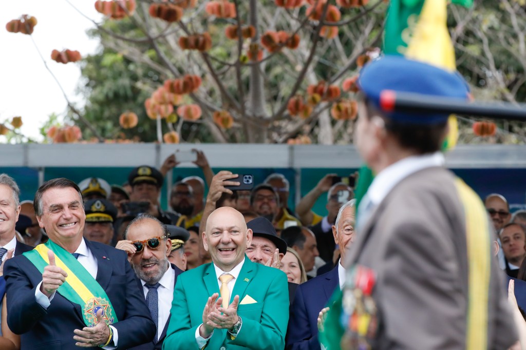 Jair Bolsonaro e Luciano Hang durante o desfile militar -