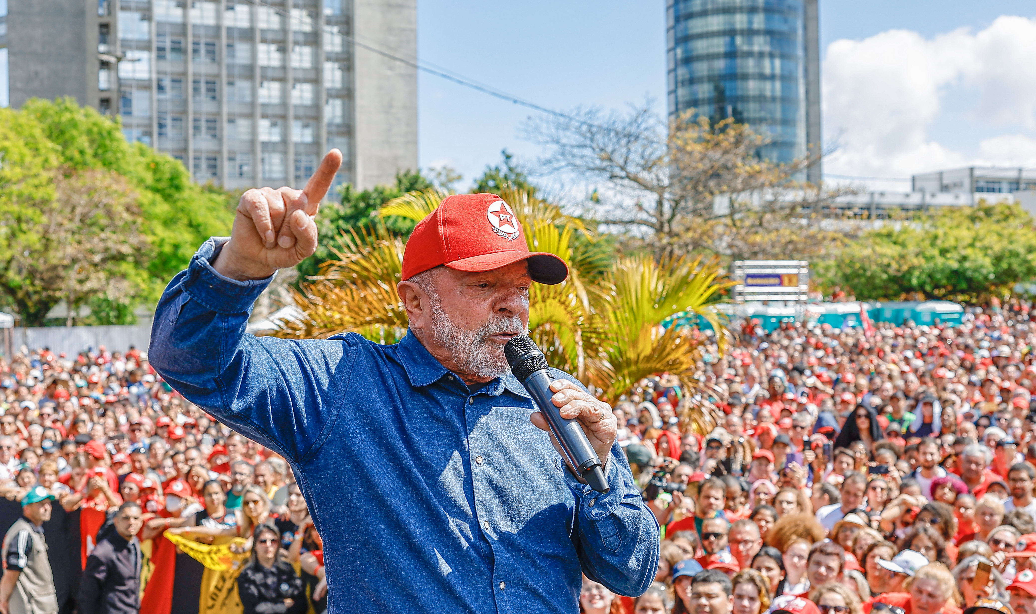 09.18.2022 - LULA EM FLORIANÓPOLIS – Lula and candidates from the Brazil Coalition of Hope, participate in the Todos Juntos por Santa Catarina act, at Largo da Alfândega, in Florianópolis (SC).  Photo: Ricardo Stuckert