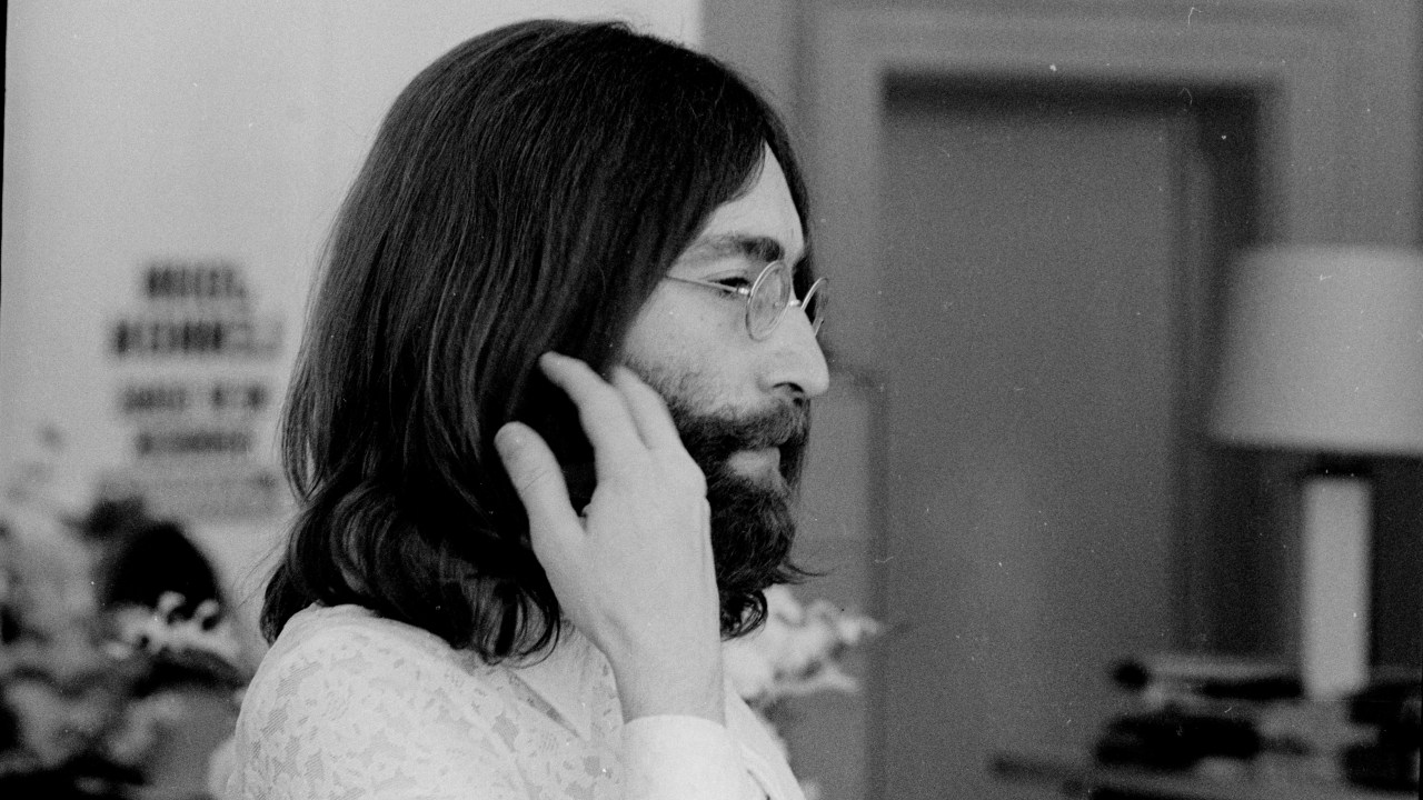 John Lennon no escritório da Apple Corps, na Savile Row, em Londres -