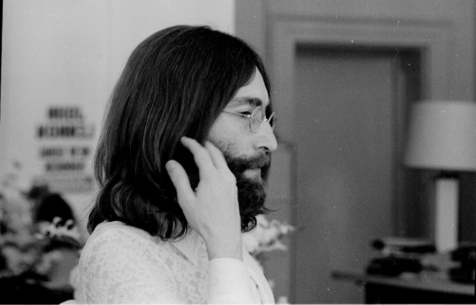 John Lennon no escritório da Apple Corps, na Savile Row, em Londres -