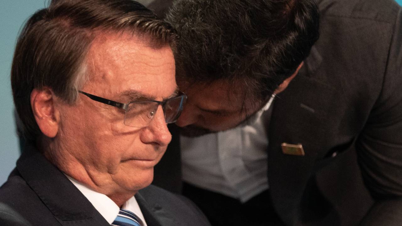 ME1001. RIO DE JANEIRO (BRASIL), 29/09/2022.- El presidente y candidato a reelección, Jair Bolsonaro, asiste a un debate hoy, con los demás candidatos, en los estudios de TV Globo en Río de Janeiro (Brasil). Las elecciones para presidente en Brasil se llevarán a cabo el próximo domingo 2 de octubre y las encuestas recientes muestran a Lula y a Bolsonaro como los favoritos. EFE/André Coelho