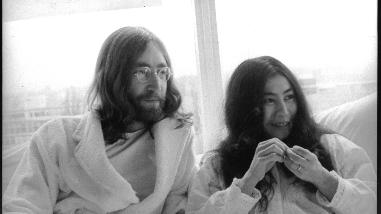 John Lennon e Yoko Ono na cama durante o protesto de 'Bed in for Peace', em Amsterdã -
