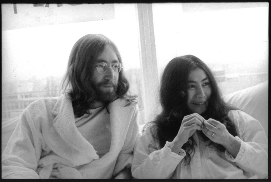 John Lennon e Yoko Ono na cama durante o protesto de 'Bed in for Peace', em Amsterdã -