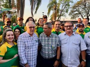 O general Walter Braga Netto (no centro), candidato a vice do presidente Jair Bolsonaro, e o ecretário de Assuntos Fundiários do Ministério da Agricultura, Nabhan Garcia (à direita), em Sinop (MT)