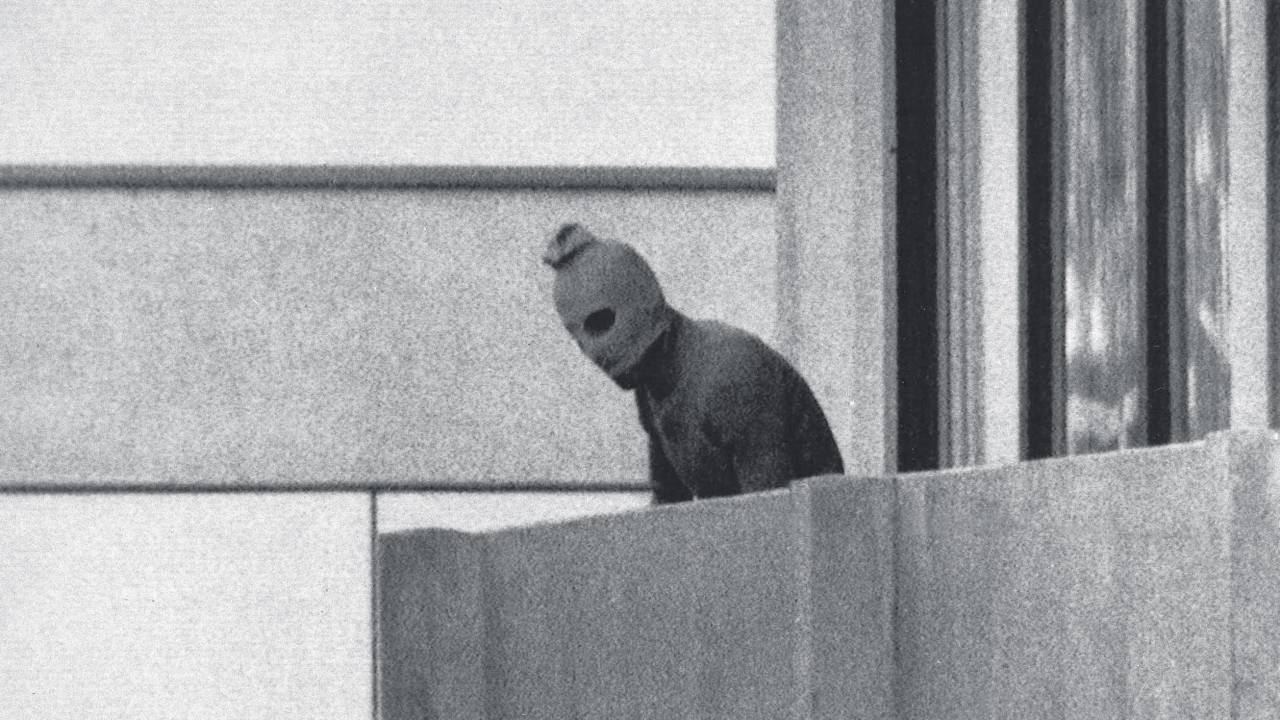 O HORROR, O HORROR - O terrorista na sacada do alojamento de Israel: imagem que marcou o século XX -