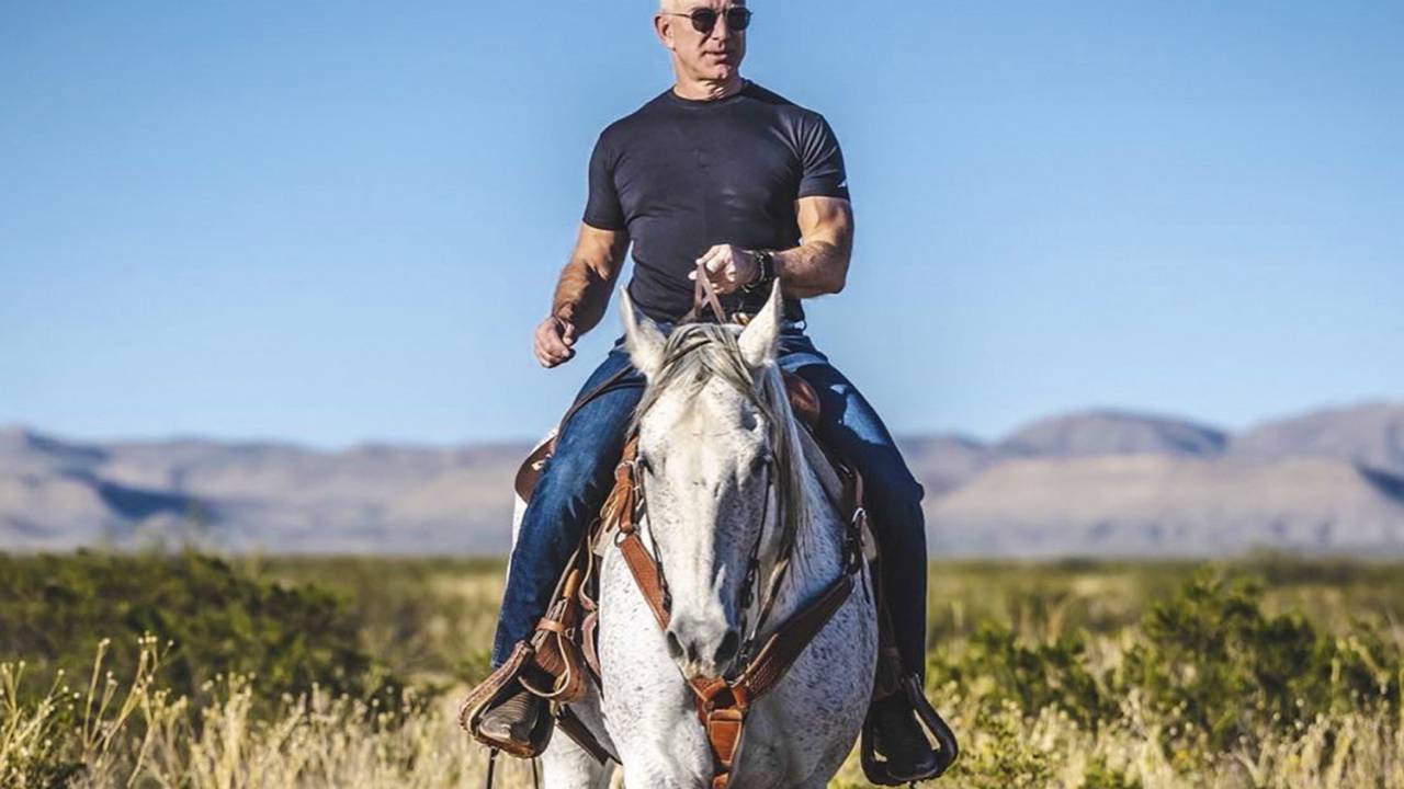A CAVALO - Jeff Bezos, da Amazon: com camiseta justa para exibir o físico, o empresário inspira outros executivos -