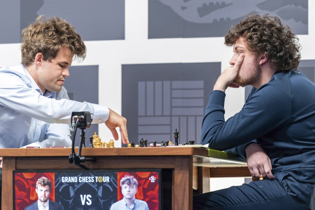 CHOQUE - O pentacampeão Carlsen (à esq.) acusou Niemann: foi golpe? -