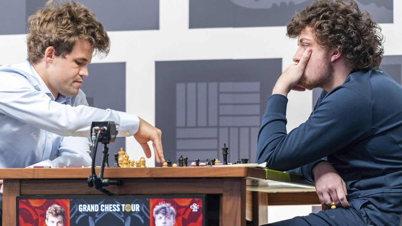 CHOQUE - O pentacampeão Carlsen (à esq.) acusou Niemann: foi golpe? -