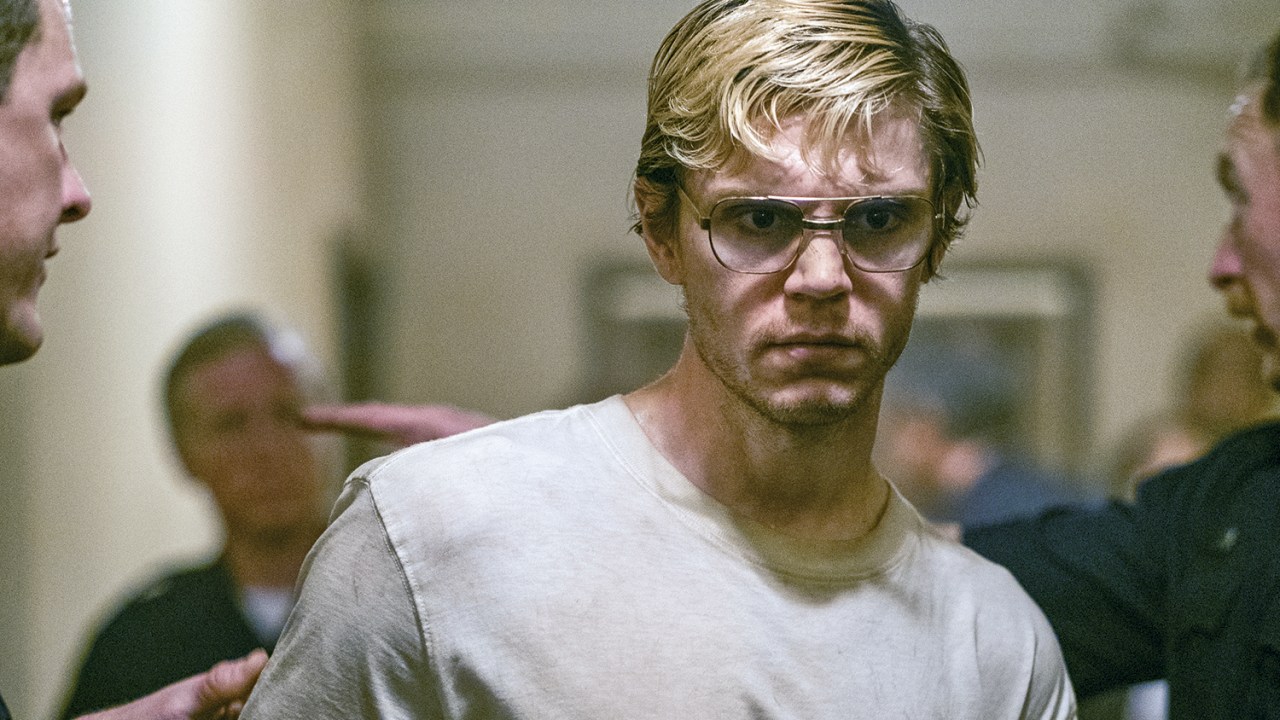 REPULSIVO - Evan Peters como Dahmer: ele sentia prazer com seus crimes -
