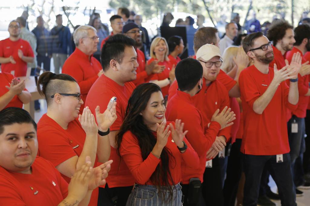 DEVOÇÃO - Funcionários da Apple na sede da empresa: questionamentos sobre as jornadas exaustivas -