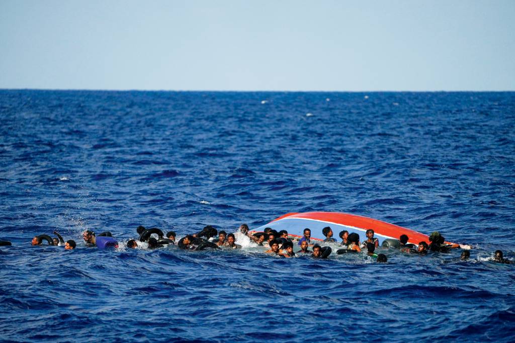 BANDEIRA - Refugiados no Mediterrâneo: culpados por todos os males -