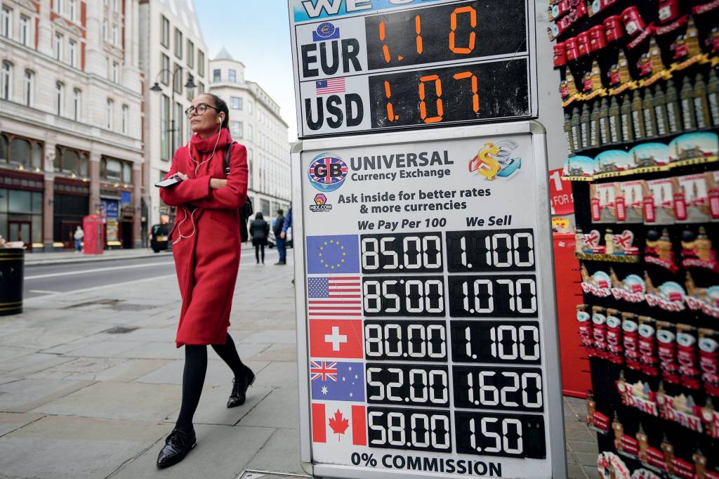 NOVO BALANÇO - Casa de câmbio em Londres: no mundo atual, o dólar, o euro e a libra esterlina valem quase o mesmo -