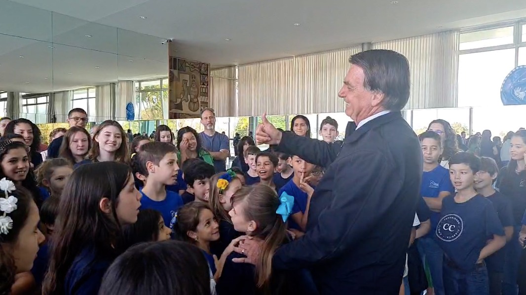 O presidente Jair Bolsonaro (PL) em conversa com crianças no Palácio do Planalto