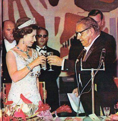 Costa e Silva rainha O presidente Costa e Silva, com a rainha Elizabeth II