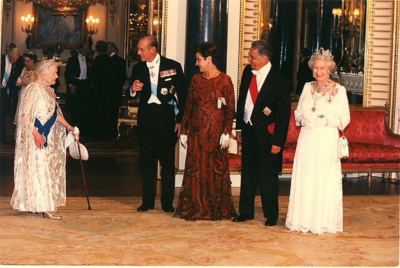 FHC com a rainha O então presidente FHC e a primeira-dama Ruth Cardoso, com a rainha Elizabeth II