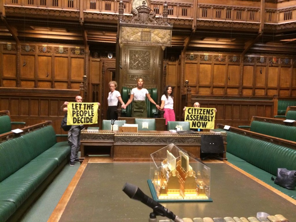 Ativistas do grupo Extinction Rebellion se colaram em torno da cadeira do presidente na Câmara dos Comuns, em protesto sobre mudanças climáticas. 02/09/2022.