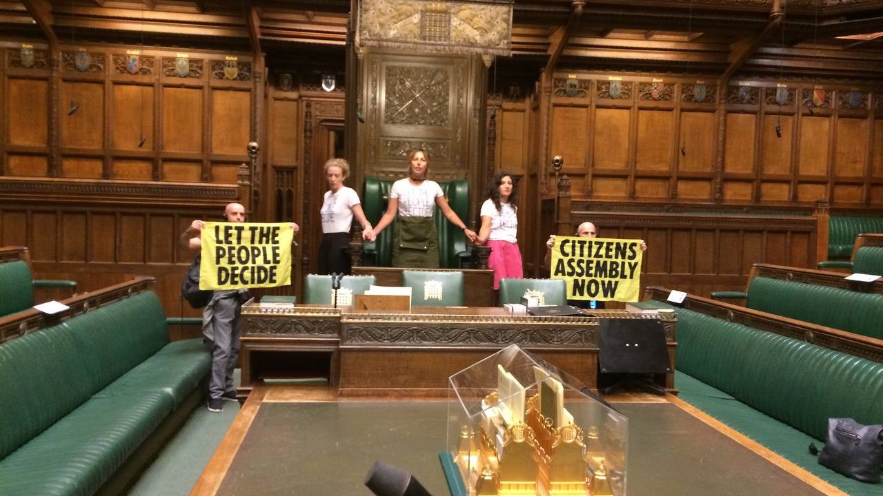 Ativistas do grupo Extinction Rebellion se colaram em torno da cadeira do presidente na Câmara dos Comuns, em protesto sobre mudanças climáticas. 02/09/2022.