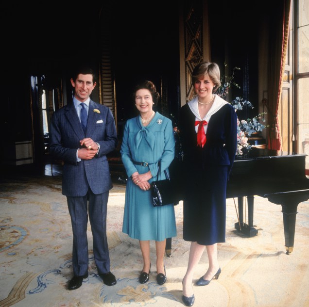 Príncipe Charles e sua noiva Lady Diana Spencer com a Rainha Elizabeth II no Palácio de Buckingham, em 1981 -