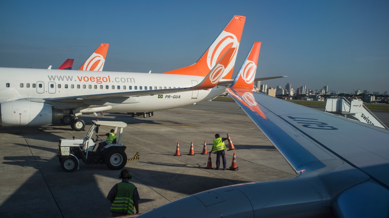 SAO PAULO, BRAZIL - 2019/04/04: Congonhas airport operation, ground crew works at aircraft landing area managing taxiway signs ( airport guidance signs ) by providing direction and information to taxiing aircraft and airport vehicles - Gol airlines. (Photo by Ricardo Funari/Brazil Photos/LightRocket via Getty Images)