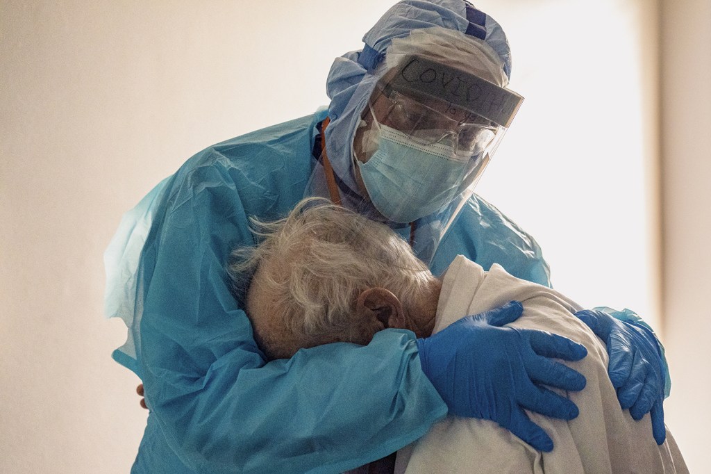 CONSOLO - O abraço na UTI de hospital em Houston, há dois anos: a empatia dos profissionais de saúde abrandou a dor -