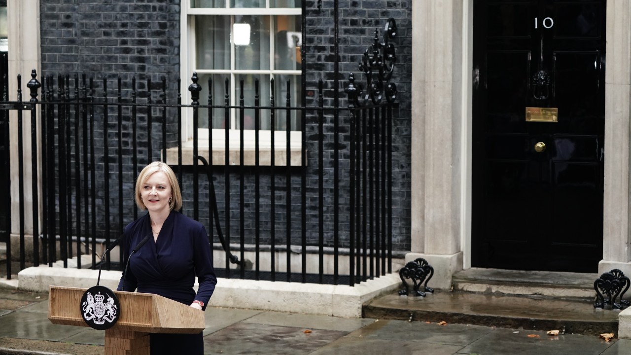 A nova primeira-ministra Liz Truss faz um discurso do lado de fora da 10 Downing Street, em Londres, depois de conhecer a rainha Elizabeth II e aceitar seu convite para se tornar primeira-ministra e formar um novo governo. Data da foto: terça-feira, 6 de setembro de 2022.