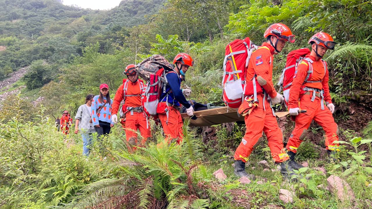 LUDING, CHINA - SEPTEMBER 7, 2022 - Rescuers transfer the injured and sick in Luding county, Sichuan Province, China, Sept 7, 2022. As of press time, the death toll from the Luding earthquake in Sichuan Province has risen to 74, with 35 others missing. (Photo credit should read CFOTO/Future Publishing via Getty Images)
