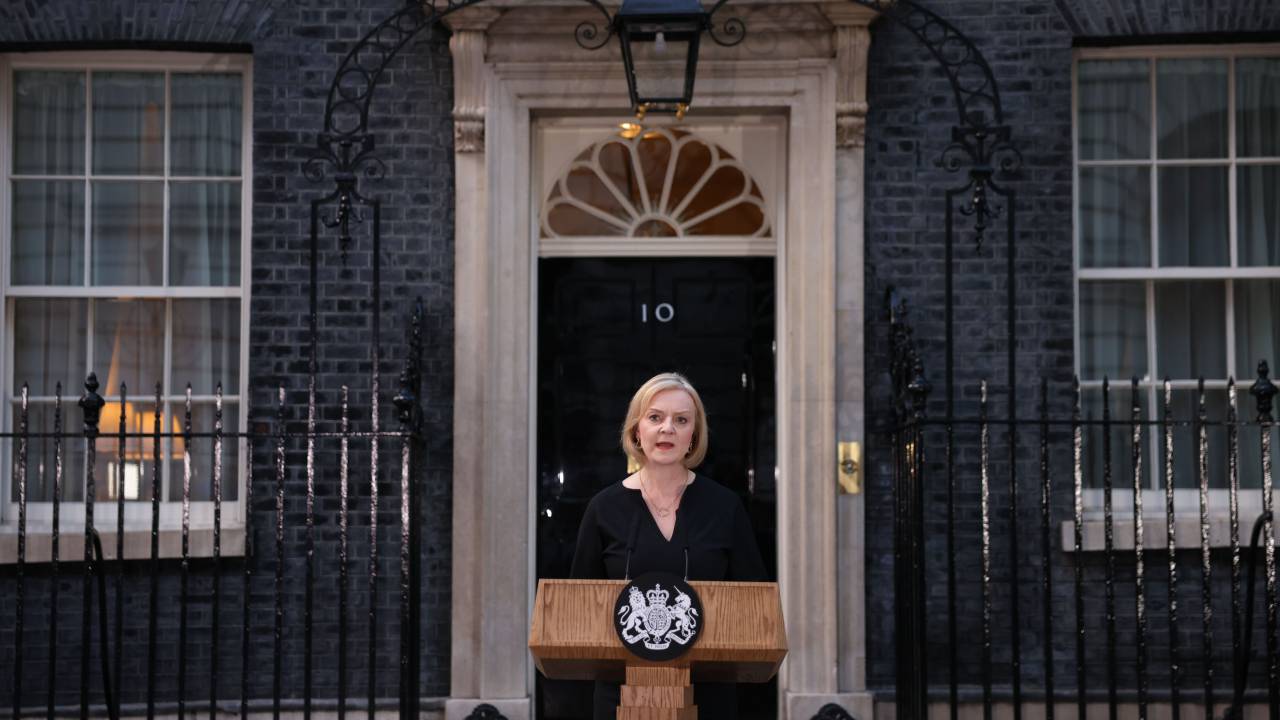LONDRES, INGLATERRA - 08 DE SETEMBRO: A primeira-ministra Liz Truss faz uma declaração do lado de fora da 10 Downing Street após a morte da rainha Elizabeth II em 08 de setembro de 2022 em Londres, Inglaterra. Elizabeth Alexandra Mary Windsor nasceu em Bruton Street, Mayfair, Londres, em 21 de abril de 1926. Casou-se com o príncipe Philip em 1947 e ascendeu ao trono do Reino Unido e da Commonwealth em 6 de fevereiro de 1952 após a morte de seu pai, o rei George VI. A rainha Elizabeth II morreu no castelo de Balmoral, na Escócia, em 8 de setembro de 2022, e deixa seus quatro filhos, Charles, príncipe de Gales, Anne, princesa real, Andrew, duque de York e Edward, duque de Wessex