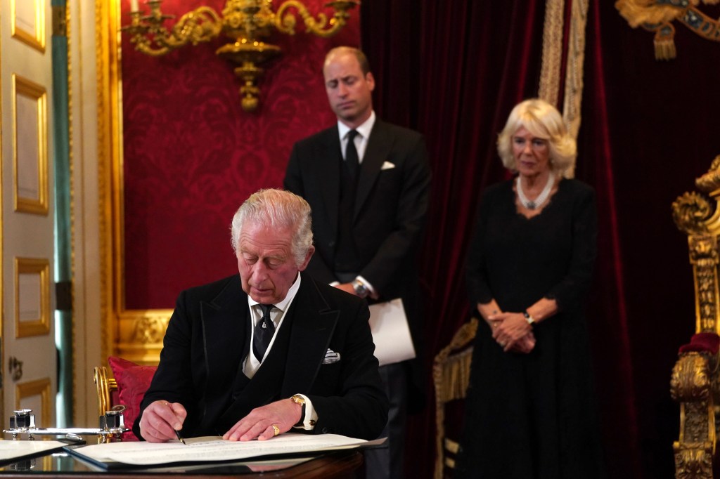 Rei Charles III, acompanhado do príncipe William e da rainha consorte Camilla durante a proclamação de seu reinado em Lon