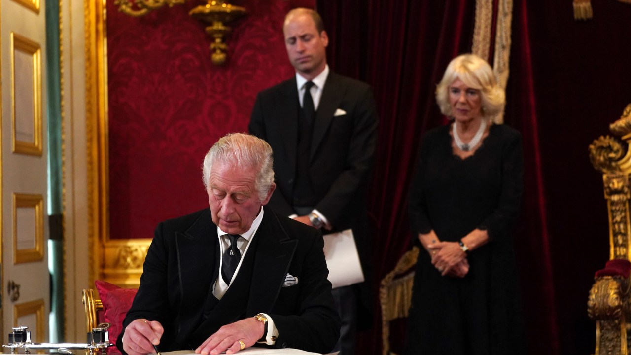 Rei Charles III, acompanhado do príncipe William e da rainha consorte Camilla durante a proclamação de seu reinado em Lon