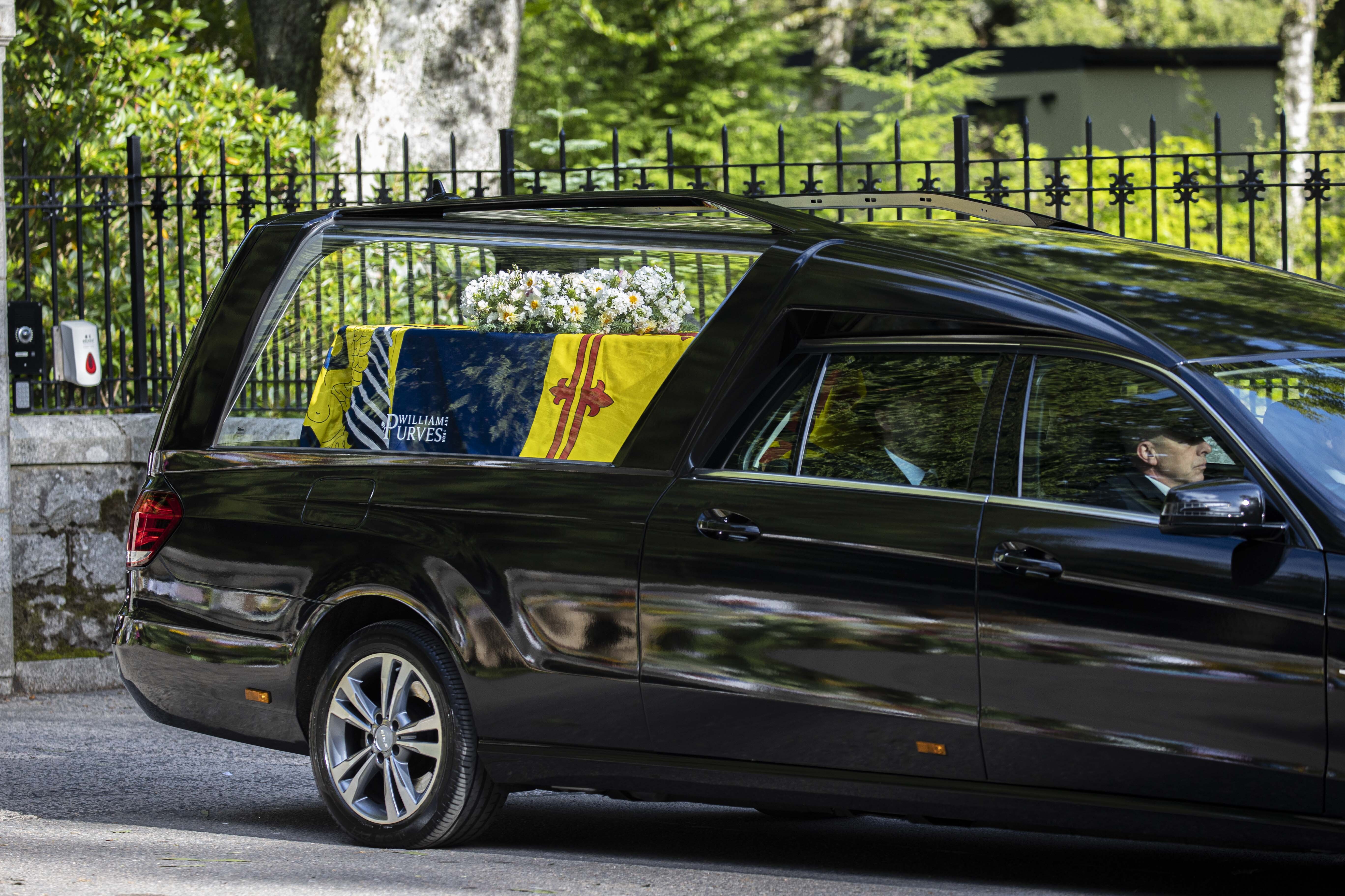 Corpo da rainha Elizabeth II deixa Balmoral e segue para Edimburgo