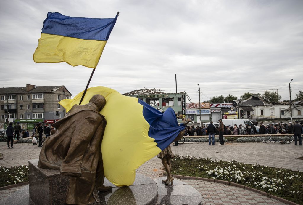 KHARKIV, UKRAINE - SEPTEMBER 11: Ukrainian flag waves after Ukrainian army liberated the town of Balakliya in the southeastern Kharkiv oblast, Ukraine, on September 11, 2022. (Photo by Metin Aktas/Anadolu Agency via Getty Images)