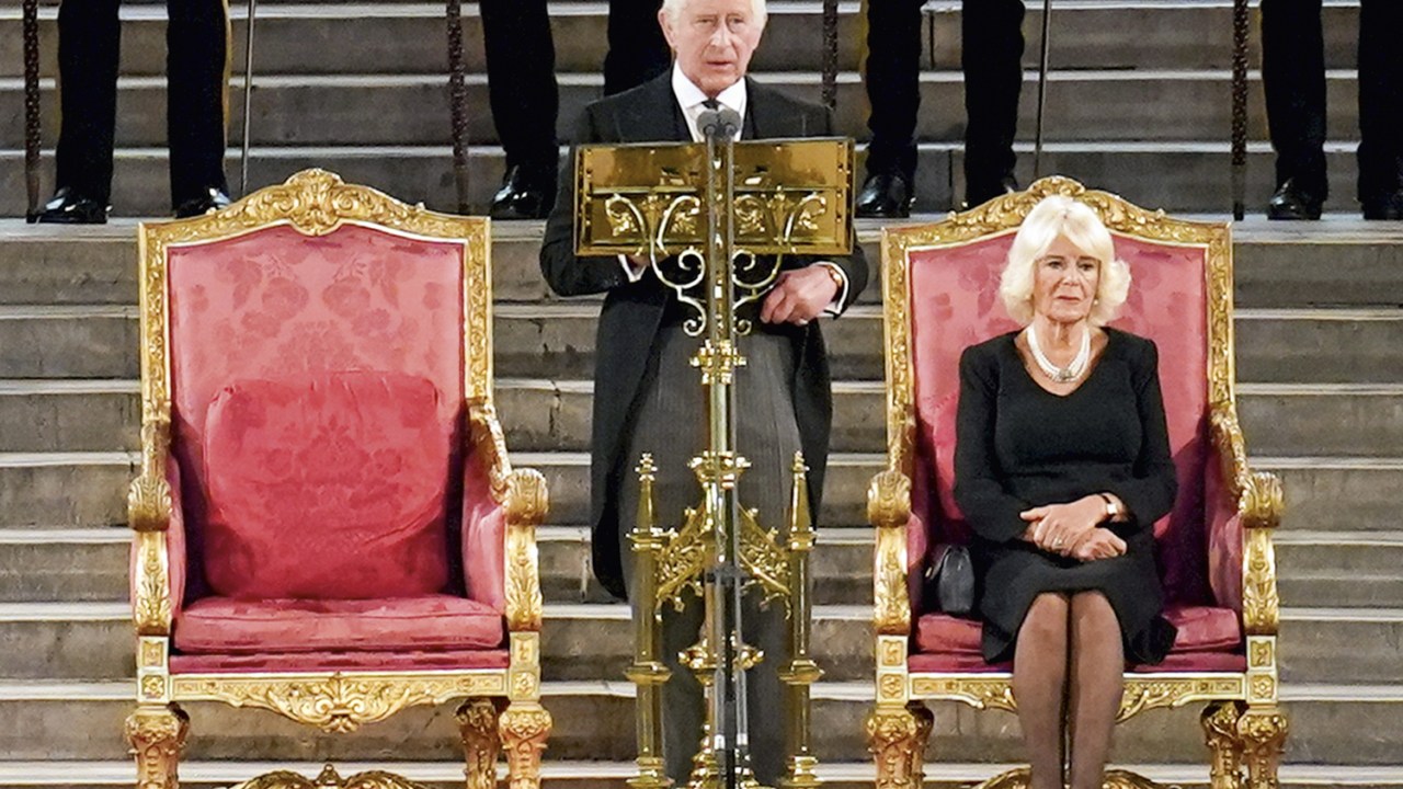 UM OUTRO PAPEL - Charles III discursa, ao lado da rainha consorte Camilla: ciente da diferença entre ser príncipe e rei -