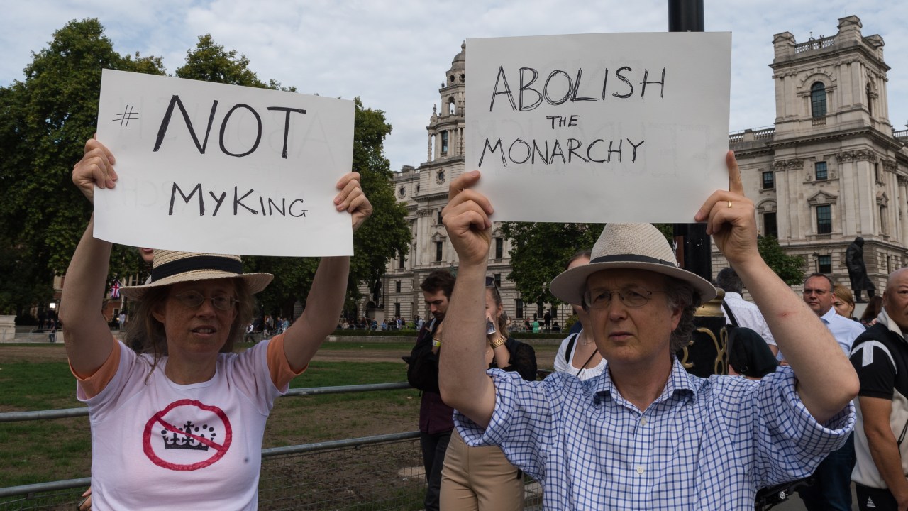 LONDON, UNITED KINGDOM - SEPTEMBER 12: Anti-monarchy protesters hold a sign outside Houses of Parliament as King Charles III receives address from both Houses of Parliament expressing their condolences at the death of Queen Elizabeth II in London, United Kingdom on September 12, 2022. (Photo by Wiktor Szymanowicz/Anadolu Agency via Getty Images)